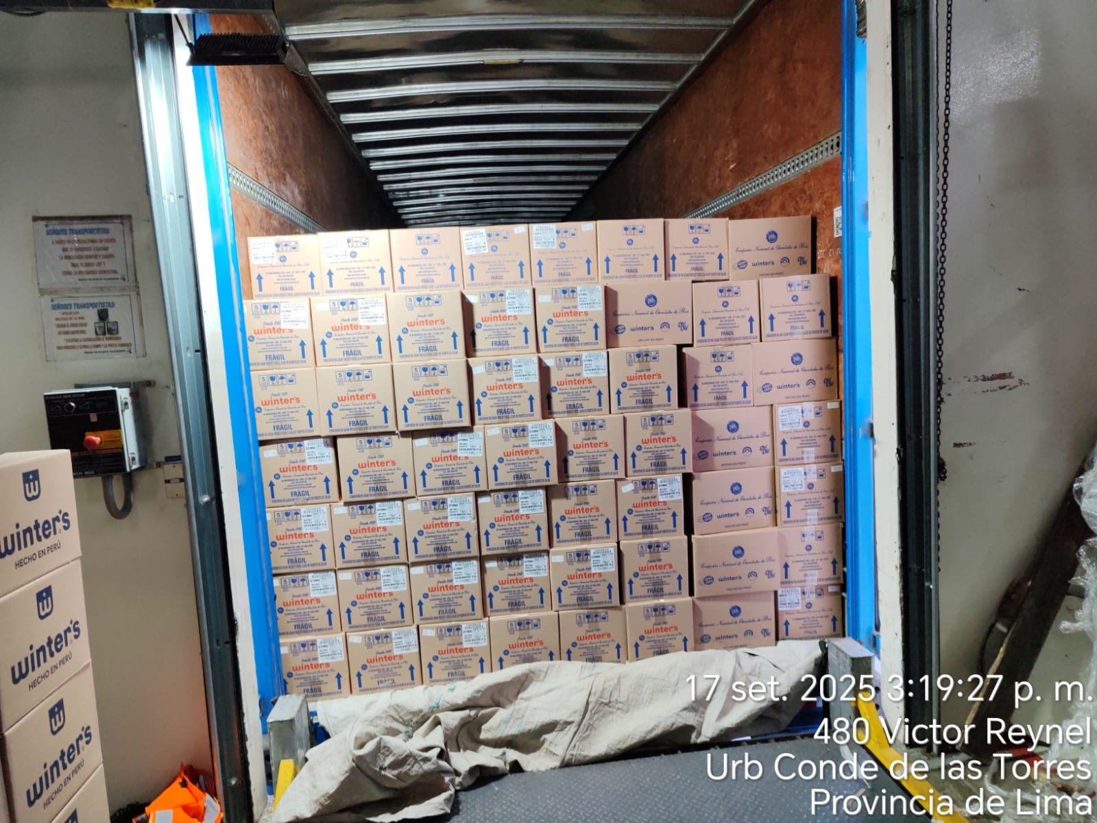 Contenedor cargado con cajas Lima