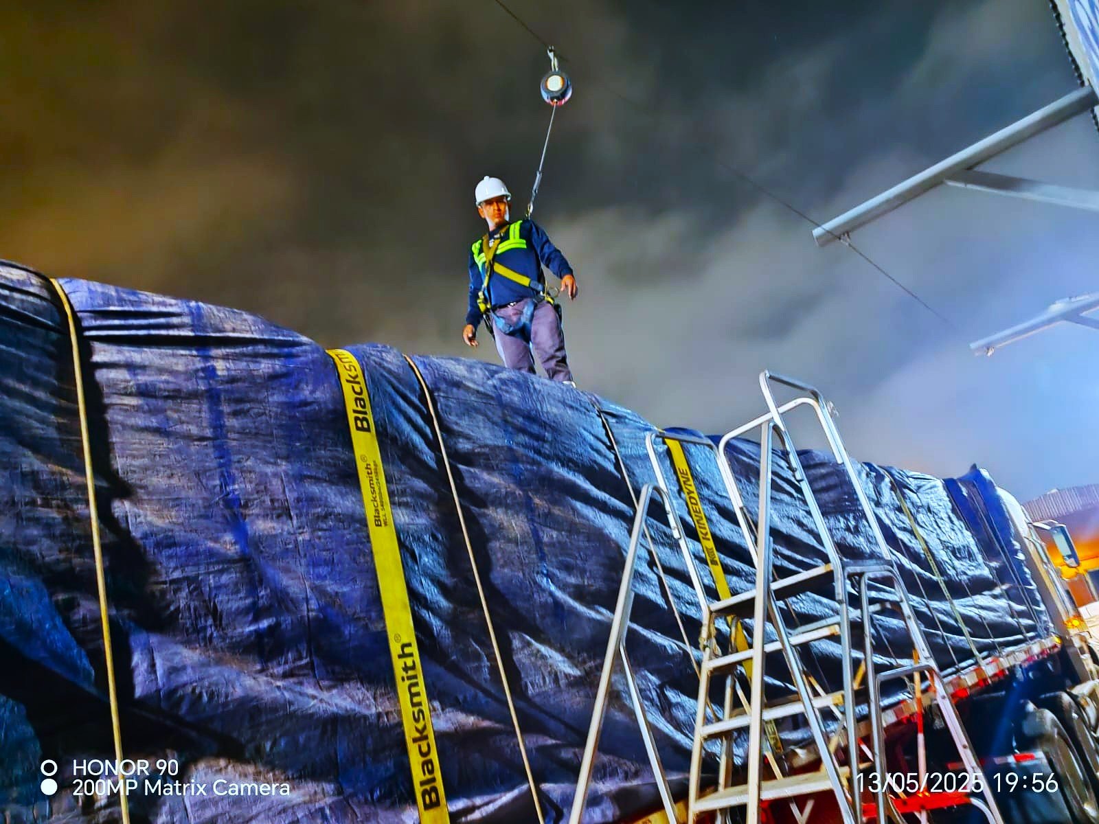 Operario con arnés de seguridad realizando maniobras en altura