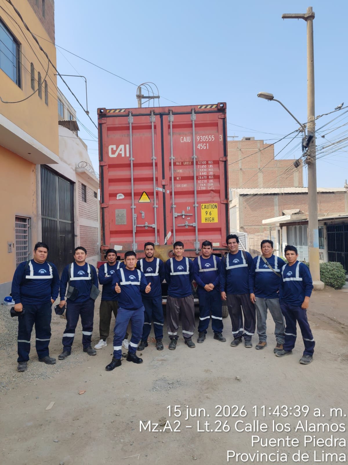 Cuadrilla completa de 10 estibadores con uniforme frente a contenedor en Puente Piedra Lima