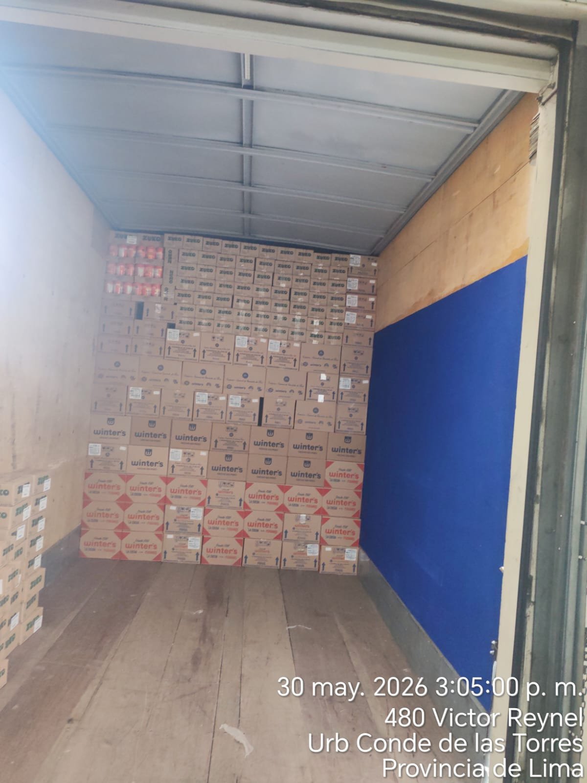 Contenedor completamente cargado con cajas Winter's en Lima